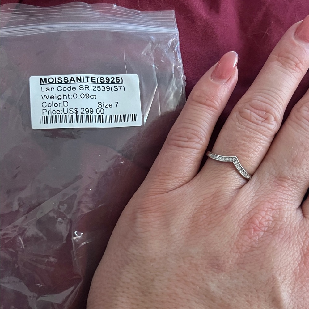 Sterling Silver 0.09 ct Moissanite V-Contour Ring in Silver